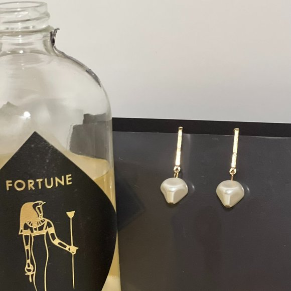 SALE Eye Catching Drop Earrings Vertical Gold-tone Drop Bar & Irregular Pearl - Picture 4 of 6